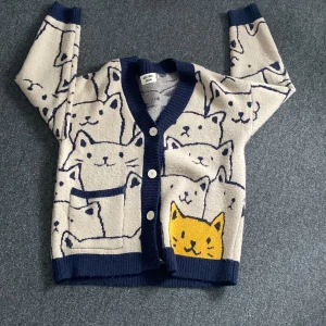 Kattkofta från aelfric eden - Jättemysig kattkofta från aelfric eden i bra skick! Säljer då jag inte använder längre