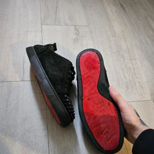 Svarta louboutins - Dom är helt äkta men slitna nitar borta och massa skönhetsfel. Men tvättade upp dom ser bra ut och går helt klart använda.