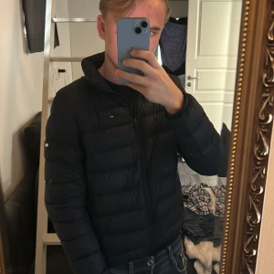 Mörkblå Tommy hilfiger jacka  - Tja! Säljer denna riktigt fina och stilrena jackan, den är använd cirka en vinter och är i ett väldigt bra skicka 8/10, Strl 176 som motsvarar S, Pris 500kr nypris över 1100+kr. Hör av er om ni skulle ha några funderingar!