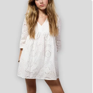 Valencia dress - Säljer min Valencia dress från ”MEET ME THERE” i strlk S/M! Har endast använt den tre gånger och passar så bra till midsommar och studenten. Klänningen har inbyggda shorts som sitter bekvämt🌺🤍