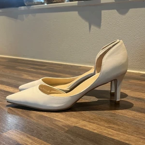 Vita pumps från NLY Shoes - vita pumps från NLY Shoes med spetsig tå och klack. Använd några få gånger💗
