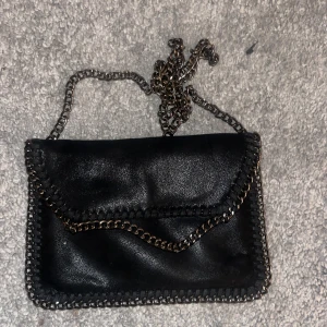 Handväska  - Vet ej märket, liknar stella mccartney väskorna. Är i bra skick och är inte smutsig eller äcklig inuti. Köpt på nån marknad 