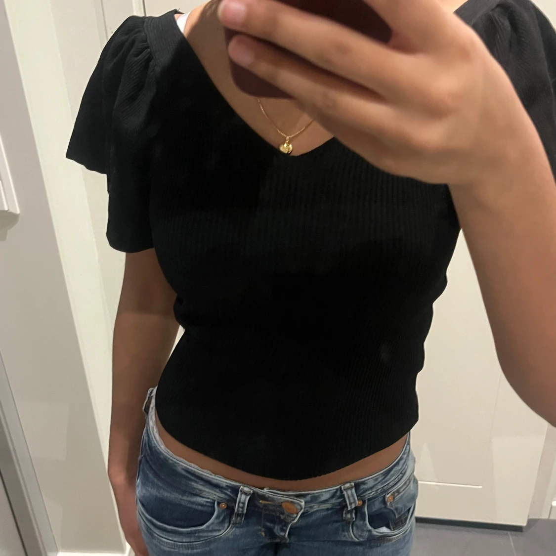 Svart ribbad topp med knyt