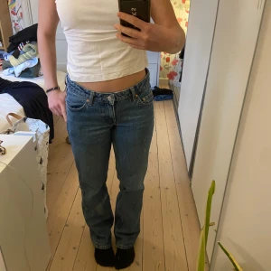 WEEKDAY lågmidjade arrow jeans - Blåa arrow jeans super sköna och snygga! Rak passform och låg midjas 