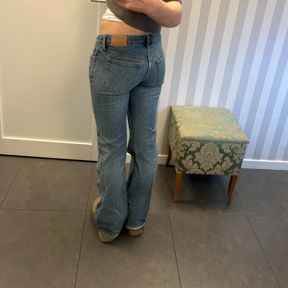 Säljer dessa jeans från weekday så de inte kommer till användning. Använda väldigt sparsamt, endast en liten slitning längst ner på ena benet annars superfint skick. Innerbenslängden är 82 cm, midjemåttet 36 cm tvärs över. Skriv vid frågor🥰. Farkut & Housut.