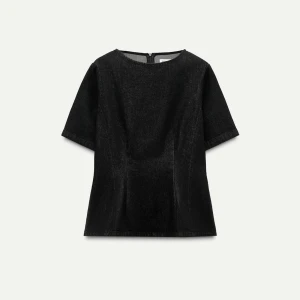 Svart kortärmad topp - Snygg svart topp med korta ärmar och rund hals. Jeansmaterial med en dragkedja i ryggen för enkel på- och avtagning. Ny pris 399kr oanvänd 