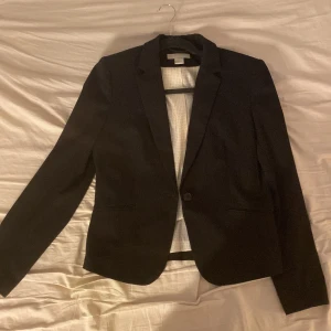Svart kavaj från h&m - Säljer denna fina kavajen med axelvaddar då den inte används💓 strlk 40 så skulle säga att den sitter mer oversized på de som är lite kortare💓Köparen står för frakten📦