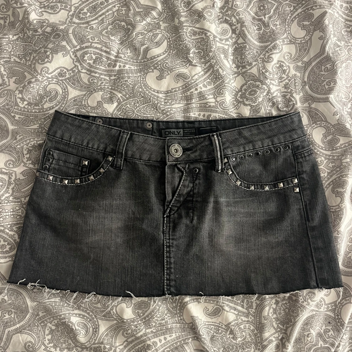 Svart lågmidjad mini jeanskjol 