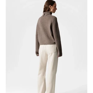 Stickad  tjock tröja från & other Stories - Jätte fin tjocktröja från & other Stories som är helt oanvänd, lappen kvar. Man kan ha den som hel polo och även halvpolo ( se bild) STRLK S