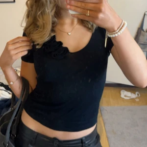 Svart t-shirt med detalj 💕 - Jätte fin svart t-shirt med detalj från tidig 2000s talet 💕 