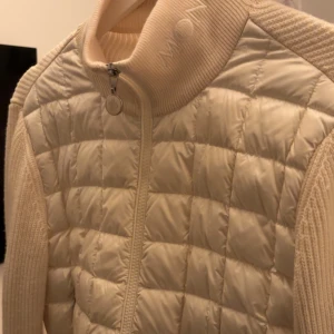 Monclear cardigan - Sparsamt använd, finns ej i Sverige då den är inköpt från Danmark. Lite smutsig längst ner på handen men går att tvätta. SMÅTT nopprig på en liten del av ryggen/armen. Äkta-bevis finns. Pris kan diskuteras vid snabbt köp. Xs men passar S. Tveka inte på att höra av dig vid fler frågor💕💕