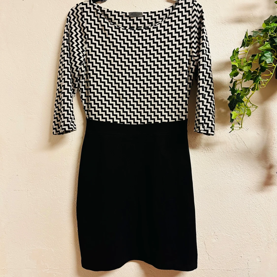 Elegant svart och vit vintageklänning från Sir Oliver