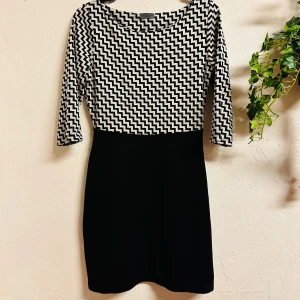 Elegant svart och vit vintageklänning från Sir Oliver - Snygg klänning från Sir Oliver med ett coolt svartvitt zigzag-mönster på toppen och en enkel svart kjol. Den har trekvartsärmar och en normal passform, perfekt för en stilren look. Storlek S. Toppskick.