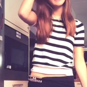 Svartvit randig topp - Säljer en stilren svartvit randig topp med korta ärmar. Perfekt för en avslappnad look. Toppen har en bekväm passform och är lätt att matcha med olika outfits.