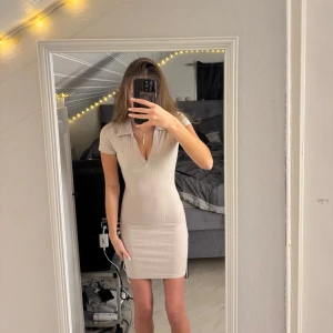 Urringad klänning  - Beige klänning, storlek XS, pris 120:- vid frågor kontakta mig 🫶🏽