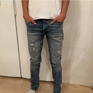 Jeans från Jack&Jones - Säljer nu dessa feta jeans från Jack&Jones med slitningar. Riktigt svåra att få tag på och skicket är grymt, 9/10. Bara att höra av er om ni undrar över något, tveka inte🤝