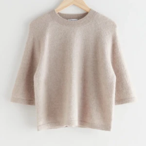 Stickad t shirt other stories - En stickad t shirt i alpackablandning från other stories. Köptes för 790kr. Kommer inte till användning längre