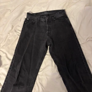Svarta jeans från Jack & Jones - Snygga svarta jeans från Jack & Jones i modellen Loose Eddie. De har en loose passform och är tillverkade i denim. Perfekta för en avslappnad stil. Storlek 30/34