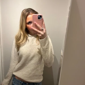 Beige stickad hoodie - Mysig beige stickad hoodie perfekt för kyliga dagar. Den är i storlek 146/152 men passar mig som är en S💕💕
