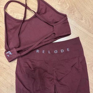 Relode, träningskläder  - Säljer träningskläder från märket ”Relode”. Modellen på överdelen samt underdelen heter Prime Seamless och färgen är i ”Burgundy”. Storlek i topp är S och storlek i shorts är XS. Endast testad, säljer dessa då jag har för mycket träningskläder. Nypris; 1 078 kronor 