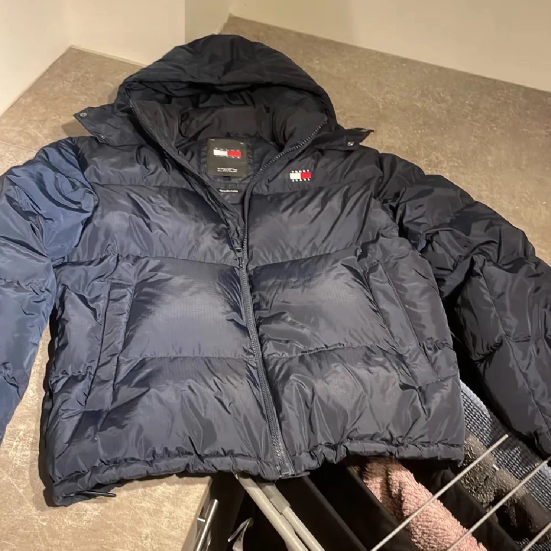 Svart pufferjacka från Tommy Hilfiger