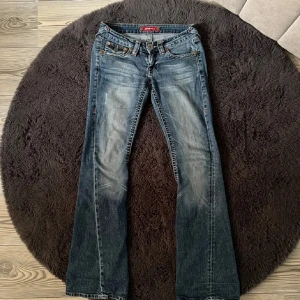 Blå jeans från Gina Jeans - as snygga men är i behov av pengar så därav säljer jag, de saknar en knapp där bak men är egentligen bara bra då man kan lägga mobilen i fickan. sen är knappen på gylfen lite lös men går att sy till men inget som behövs då den funkar ändå! de är lite uppslitna där nere också. lånade bilder och köptes för 500kr❤️❤️