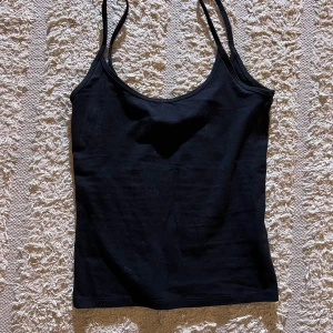 Linne - Svart linne som tyvärr blivit för litet. I väldigt bra skick då det inte har använts så mycket.