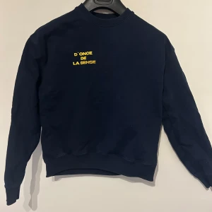 D’once de la sense sweatshirt - Fet d’once de la sense sweatshirt, bäst till sommarn men skön nu under vintern med. Den är hyfsat använd så den har gått i tvätten ett par gånger, size XS. Skulle säga att den sitter bra på någon runt 165 ifall det hjälper. Hör gärna av er🗣️‼️🚨