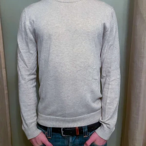 Stickad slim tröja ifrån bläck - Stickad slimfit tröja ifrån bläck i väldigt bra skick,  Modellen är 178cm 66kg Skriv vid minsta fråga eller fundering💯👍