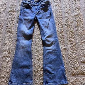 Low waist bootcut jeans - Low waist bootcut jeans i fint skick. Som tyvärr inte längre kommer till användning.