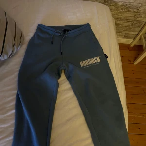 Hoodrich byxor storlek S - Hej säger just nu mina Hoodrich byxor☺️har knappt använt dom typ 4 gånger och priset kan diskuteras vid snabbt köp för förminskning👌