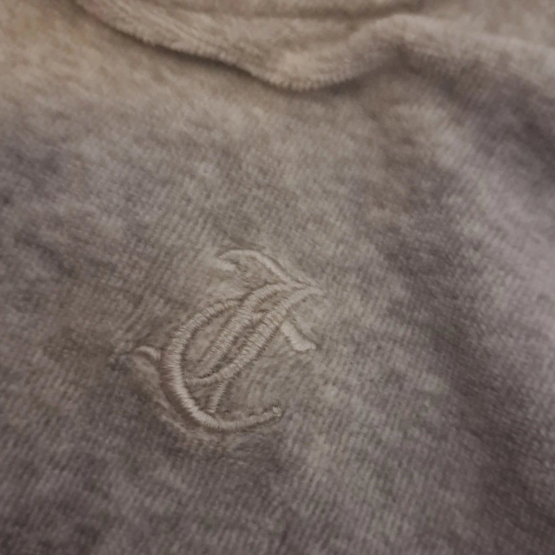 Grå hoodie från Juicy Couture - 2