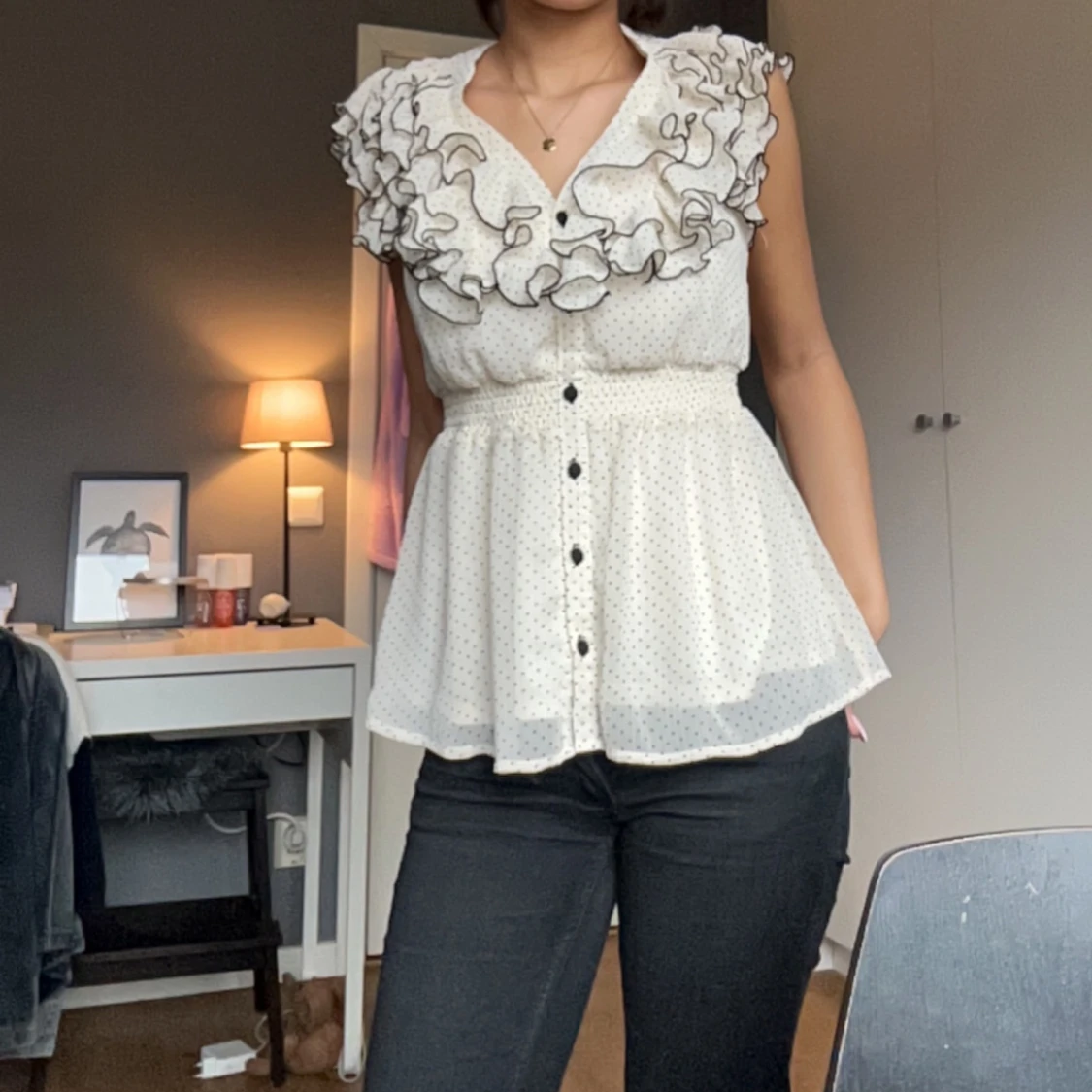 Vit prickig blus med volanger - 1