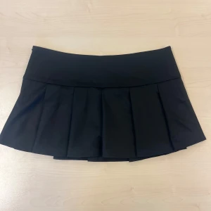 Lågmidjad kjol  - Snygg plisserad minikjol med inbyggda shorts. Perfekt för en stilren look. Kjolen har en bred linning och är gjord i ett mjukt material som ger en bekväm passform. Med dragkedja i sidan. Går att klä upp och klä ned till alla tillfällen💖💖