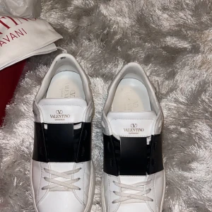 Valentino Garavani sneakers i vitt och svart - Hej säljer mina Valentinos då jag köpt ett par rockrunners använda sparsamt, kvitto finns från merchsweden! 