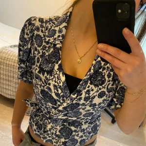 Blommig omlottblus från & Other Stories - Säljer en snygg blommig omlottblus från & Other Stories. Har tyvärr blivit för liten. Inga defekter.❤️