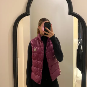 Lila dunväst från Moncler - Säljer min lila/rosa dunväst från Moncler, har använts ett fåtal gånger. Storlek nr 2 är det i västen 