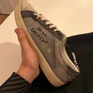 Saint Laurent court  - Säljer dessa Saint Laurent i khakigrå färg, dustbag ingår ej box därav pris.  defekt på insidan av skon (syns ej på) ,på bild 3 syns den.  Digitalt kvitto kan skickas i chatten !