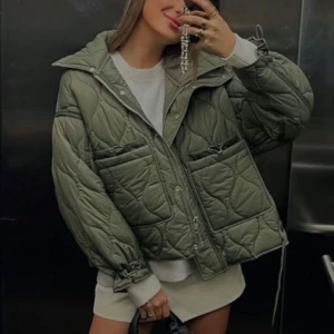 Grön quiltad pufferjacka - Quiltad jacka från zara. Så himla fin och passar perfekt på både våren men jag älskade också att ha den på ex afterskin. Populär och slutsåld😍 