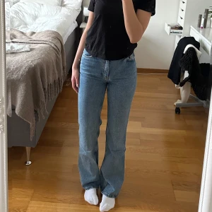Blåa jeans från Monki  - Säljer dessa blåa jeans från Monki i storlek 36. Använda fåtal gånger och är i mycket gott skick. Har hög/mellan midja med rak passform. Ny pris 500kr.
