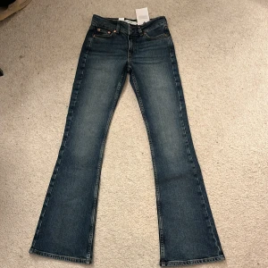 Blå bootcut jeans från Junkyard - Helt nya, aldrig använda! Då dom var för små för mig. Snygga blå bootcut jeans från Junkyard i storlek XS. Jeansen har en klassisk femficksdesign och är tillverkade i ett slitstarkt denimtyg. Perfekta för en avslappnad stil med en modern twist.