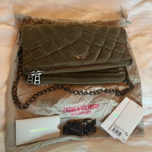 Olivgrön quiltad axelväska från Zadig & Voltaire - Snygg olivgrön axelväska från Zadig & Voltaire med quiltad design och kedjeaxelrem. Väskan har en dragkedja 💘