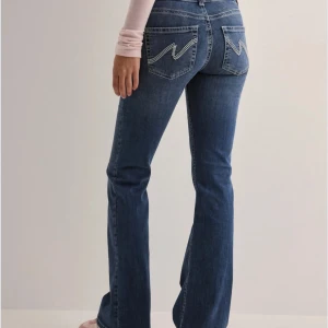 Blå bootcut jeans - Snygga populära jeans från Nelly, som nya och använd två gånger. Säljer pga av för stora.