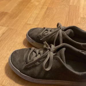 Bruna sneakers från Selected Homme - De är använda mycket så inte så bra skick men för priset jätte värt 