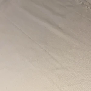 Beige kortärmad t-shirt - Beige tight t-shirt med korta ärmar. Perfekt för en avslappnad look. Passar bra till jeans. 