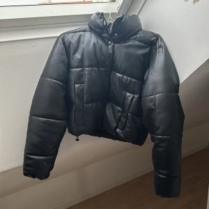 Svart pufferjacka från Zara - Säljer en svart glansig pufferjacka från Zara. Jackan har en quiltad design med dragkedja och knappar framtill. Den är långärmad och kroppad. Storlek XS, passar mig som bär S. Knappast använd💕🤩💕