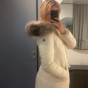 Moncler jacka dam - Har haft jackan ett tag, därav e priset lägre än vanligtvis eftersom den behövs kemtvättas. 