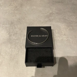 Silverarmband från Silver & Sånt - Elegant och stilrent silverarmband från Silver & Sånt. Armbandet har en minimalistisk design och levereras i en snygg svart ask. Perfekt för att ge en touch av klass till vilken outfit som helst.