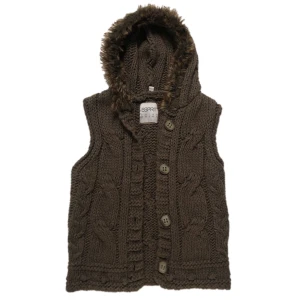 Brun stickad väst med huva från Esprit - Säljer en brun stickad väst från Esprit med en mysig huva med fuskpäls. Västen har ett flätmönster och knäpps med knappar framtill. Tror att den skulle passa storlekar xs-m.