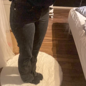 Svarta jeans  - Svarta jeans från Lager 157, modell icon och är i storlek xs. Säljer då de inte kommer till användning men de mycket fina! Pris kan diskuteras!